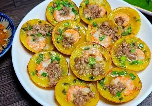 Bánh khọt, Vietnamese mini pancakes topped with shrimp, minced meat, and scallions